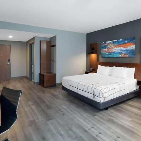 La Quinta Inn & Suites By Wyndham Louisville Ne - Old Henry Rd Extérieur photo