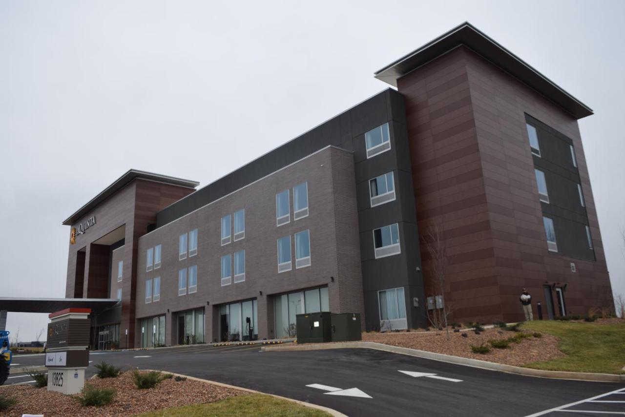 La Quinta Inn & Suites By Wyndham Louisville Ne - Old Henry Rd Extérieur photo