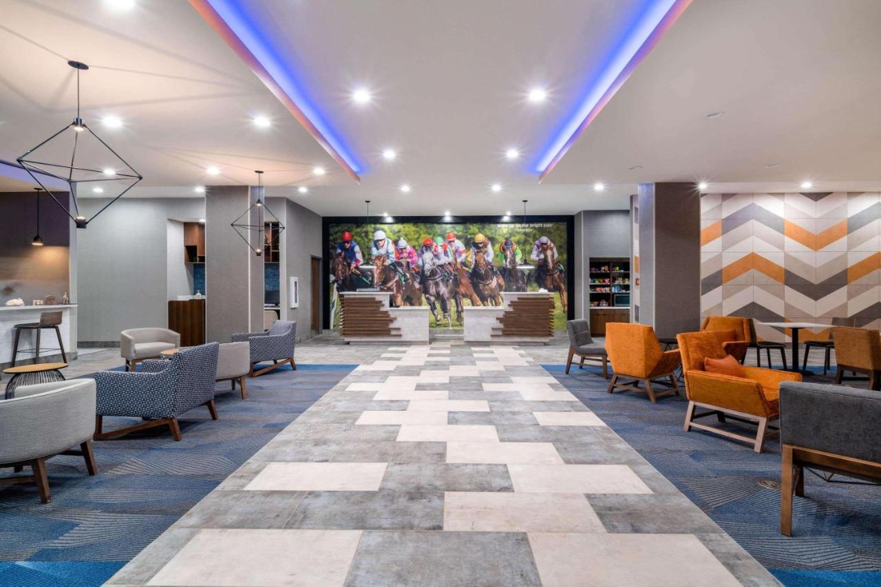 La Quinta Inn & Suites By Wyndham Louisville Ne - Old Henry Rd Extérieur photo