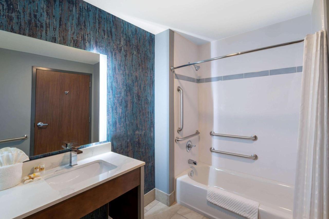 La Quinta Inn & Suites By Wyndham Louisville Ne - Old Henry Rd Extérieur photo