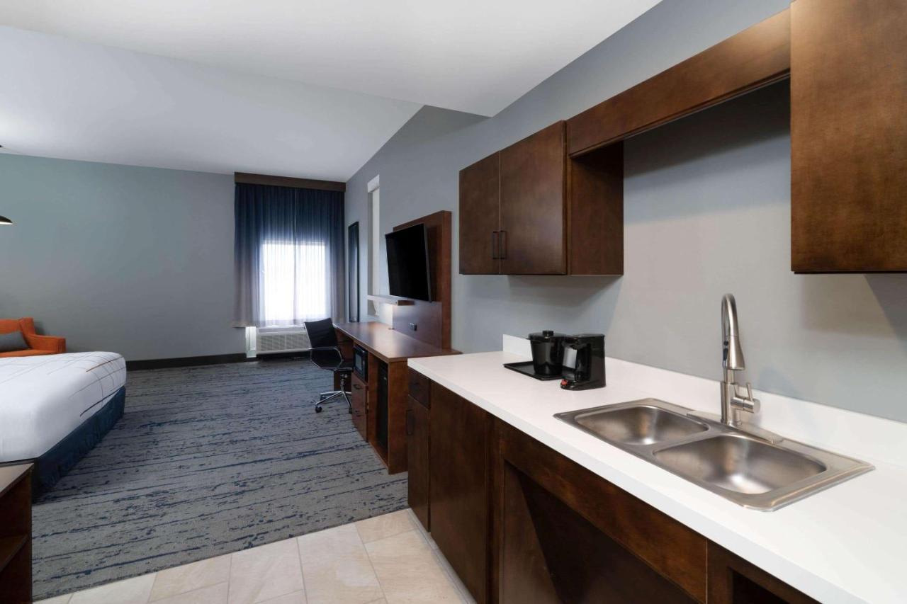 La Quinta Inn & Suites By Wyndham Louisville Ne - Old Henry Rd Extérieur photo