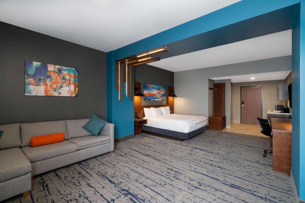 La Quinta Inn & Suites By Wyndham Louisville Ne - Old Henry Rd Extérieur photo