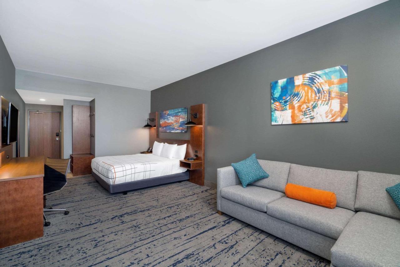 La Quinta Inn & Suites By Wyndham Louisville Ne - Old Henry Rd Extérieur photo