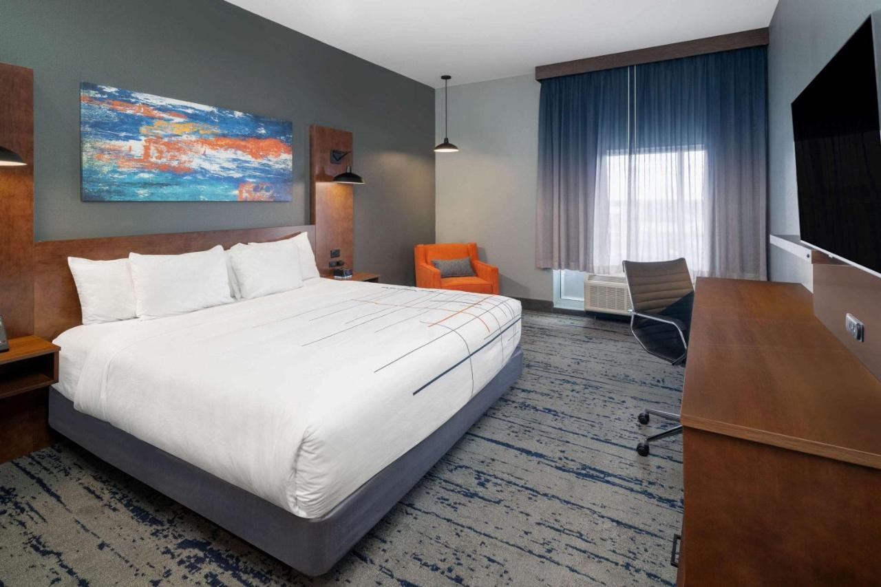 La Quinta Inn & Suites By Wyndham Louisville Ne - Old Henry Rd Extérieur photo