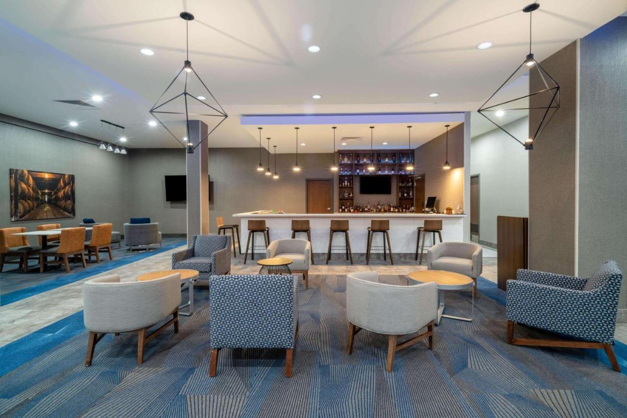 La Quinta Inn & Suites By Wyndham Louisville Ne - Old Henry Rd Extérieur photo